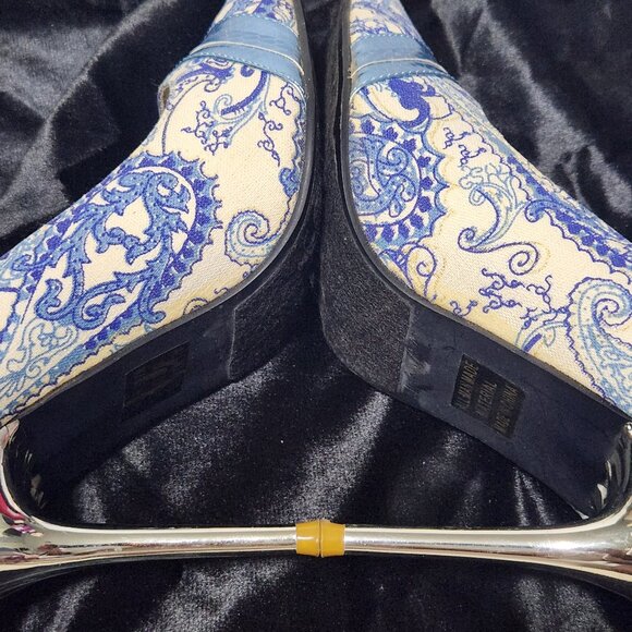 Unique Vintage Paisley Print Blue/Cream Fabric Heels Size 8.5 - Picture 8 of 10